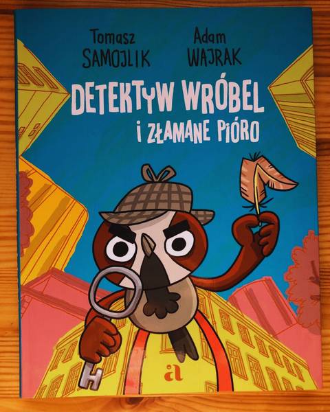 Okładka książki "Detektyw Wróbel i złamane pióro" Tomasza Samojlika i Adama Wajraka