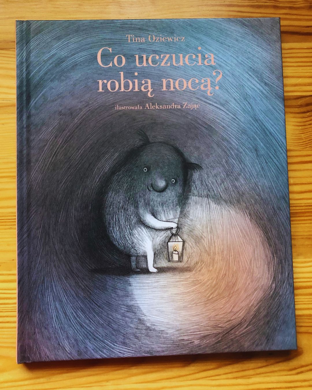 Okładka książki "Co uczucia robią nocą?" - Tina Oziewicz