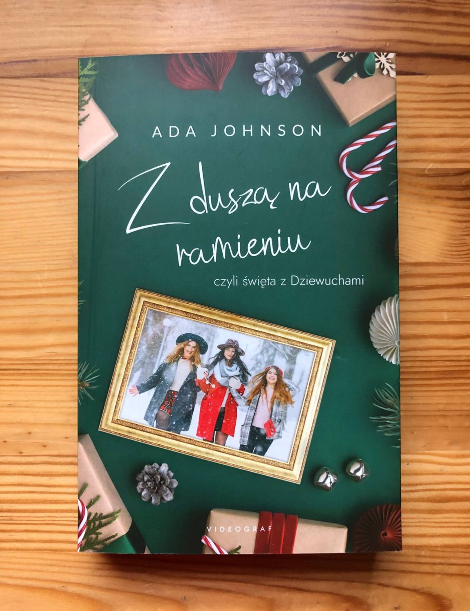 „Z duszą na ramieniu, czyli święta z Dziewuchami” – Ada Johnson