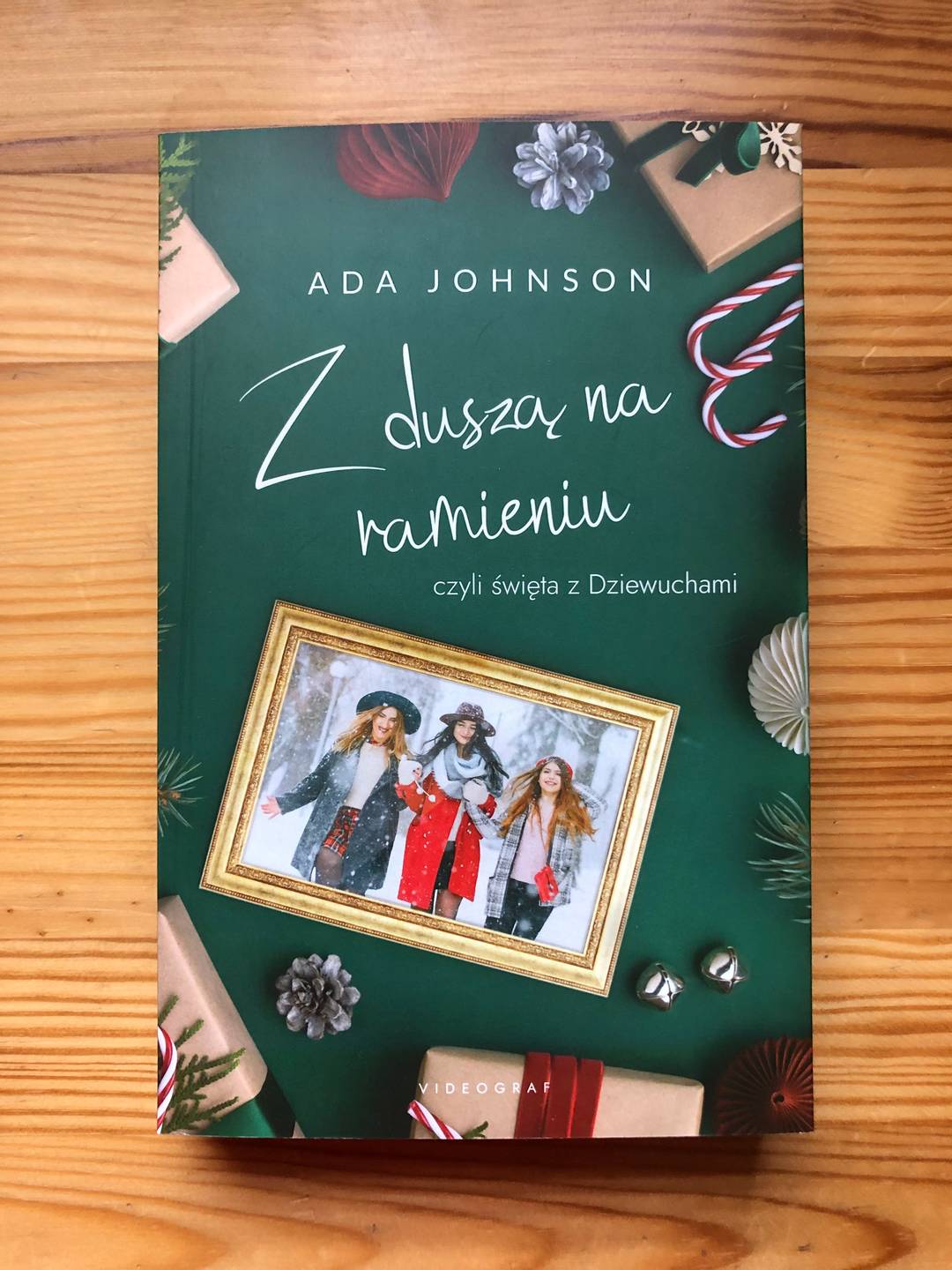 Okładka książki „Z duszą na ramieniu, czyli święta z Dziewuchami” – Ada Johnson