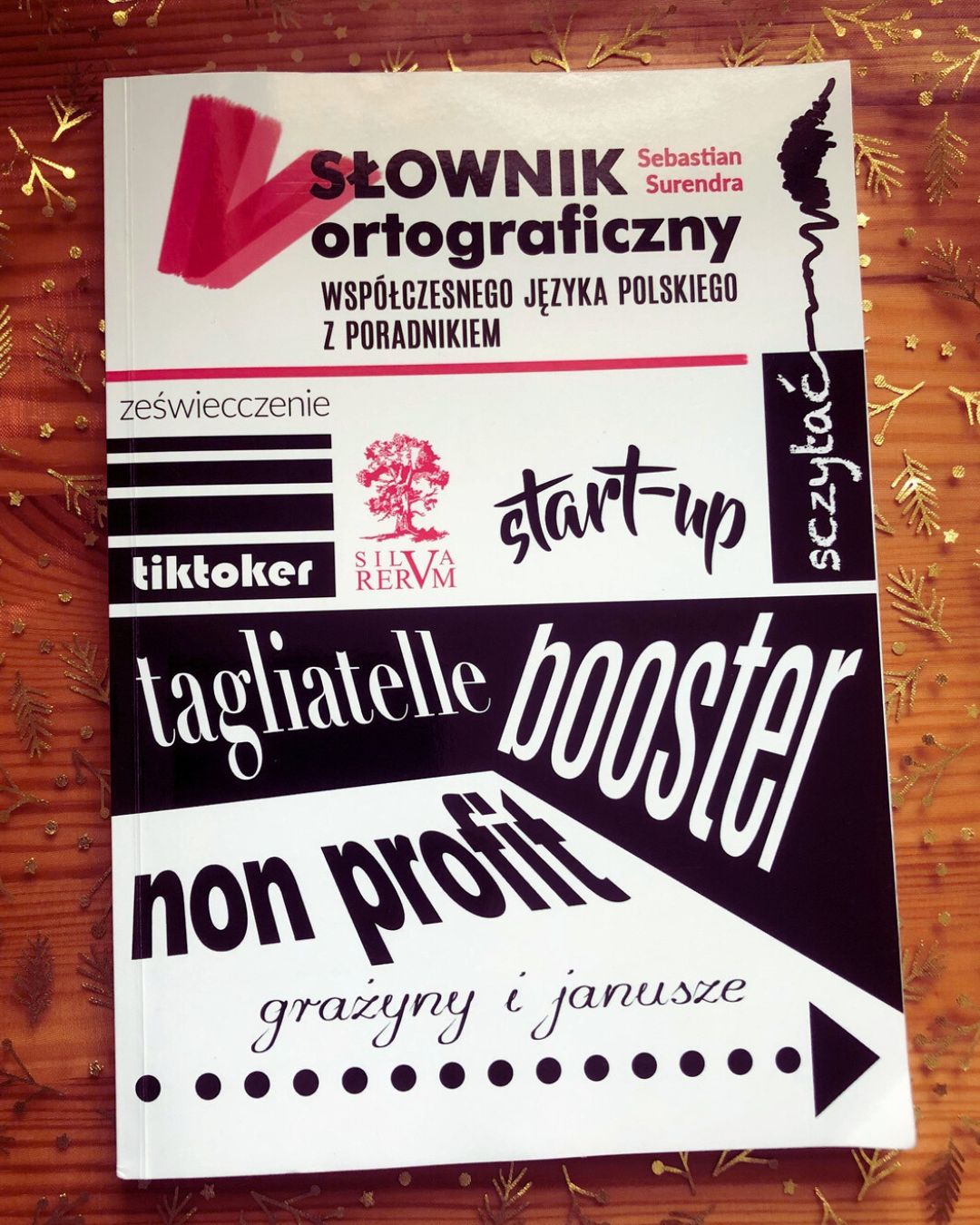 Okładka książki "Słownik ortograficzny współczesnego języka polskiego z poradnikiem" - Sebastiana Surendry