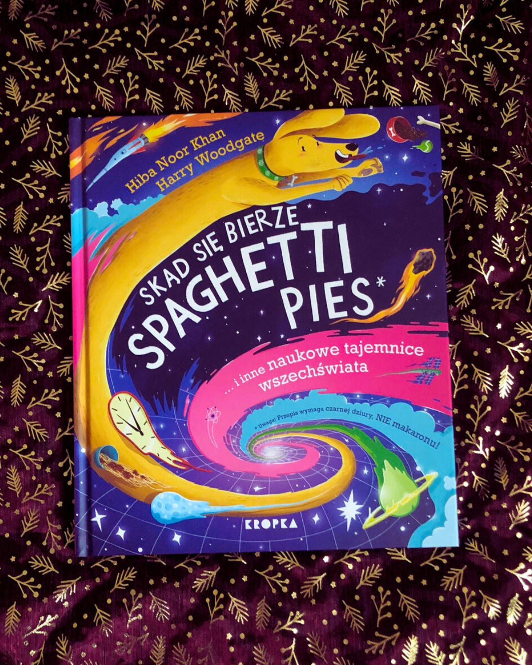 Okładka książki „Skąd się bierze spaghetti pies i inne naukowe tajemnice wszechświata!” – Hiba Noor Khan, Harry Woodgate